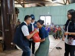 Perwakilan Pupuk Indonesia menyalurkan bantuan untuk korban gempa NTT. Perwakilan Pupuk Indonesia menyalurkan bantuan untuk korban gempa NTT.