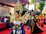 Peserta Carnival Party Bulakrejo dengan kostum kreasi berjalan menyusuri rute parade di Kelurahan Warujayeng, Tanjunganom, Nganjuk.