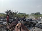 kebakaran Petugas BPBD Jombang mengimbau masyarakat tidak membakar lahan selama musim kemarau.(Istimewa)