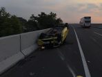 Mobil Daihatsu Ayla terbalik setelah menabrak pembatas median di Tol Jombang-Mojokerto.(istimewa)
