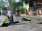 kecelakaan gempol Korban kecelakaan tergeletak di jalan raya.