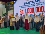 Gubernur Jawa Timur Khofifah Indar Parawansa saat menghadiri kegiatan di SMKN 3 Jombang sekaligus menyerahkan dukungan Beasiswa Afirmasi kepada siswa. (Teguh)
