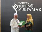 khofifah4 Pameran “Turots di Muktamar” menampilkan beragam manuskrip dan karya ulama Nusantara di arena Muktamar ke-35 NU, Tambakberas, Jombang. (istimewa)