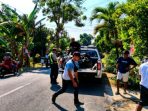 Petugas Unit Gakkum Satlantas Polres Nganjuk saat mengamankan barang bukti kendaraan yang terlibat kecelakaan beruntun di Jalan Umum Desa Cepoko, Kecamatan Berbek, Nganjuk