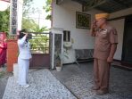Wali Kota Mojokerto Ika Puspitasari saat berkunjung ke rumah Kardi veteran TNI AL.(istimewa)