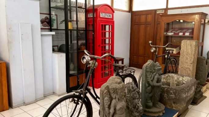 Deretan koleksi peninggalan era kolonial dan senjata pusaka pejuang tersimpan rapi di Museum Anjuk Ladang, Kabupaten Nganjuk.