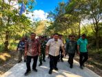 Bupati Nganjuk, Marhaen Djumadi, saat meninjau langsung jalan cor sepanjang 3,8 kilometer yang jadi satu-satunya akses penghubung Dusun Kerondong di Kecamatan Ngluyu menuju wilayah luar.