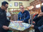 Brigjen Pol. Ratno Kuncoro, bersama peserta didik Sespimen Polri mengamati langsung pembuatan batik teknik eco print di Griya Batik Sri Rahayu, Desa Putren, Sukomoro