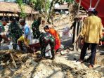 Personel Kodim 0810/Nganjuk bersama warga Dusun Semanding, Desa Tempuran, Kecamatan Ngluyu, bahu-membahu menggali sumur air bersih