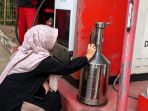 Petugas Disperindag saat melakukan pengujian akurasi timbangan di salah satu SPBU di wilayah Nganjuk