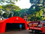 Petugas BPBD Kabupaten Nganjuk mendirikan tenda kedaruratan di area Stadion Ploso