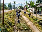 Tim gabungan melakukan pembersihan sedimen dan gulma di saluran irigasi Desa Bukur, Patianrowo