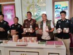 pasuruan Kejari dengan barang bukti korupsi PKBM