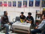 Anggota Polsek interogasi pelaku tawuran.