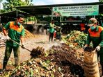Ilustrasi TPST Kartoharjo Nganjuk mengolah sampah organik menjadi pupuk kompos bernilai ekonomis