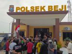 polsek beji Aksi demo warga di Polsek Beji
