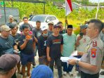 Warga saat berada di Polsek Beji