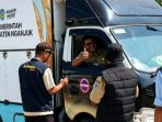 Deretan mobil aset Pemkab Nganjuk diperiksa Petugas BPKAD Nganjuk terkait kelengkapan dokumen dan kondisi fisiknya