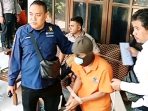 rekonstruksi Dua Tersangka Pembunuhan Berencana DM (19), anak angkat korban, bersama pacarnya NJS (28) saat dikawal petugas dalam rekonstruksi yang memperagakan 59 adegan.
