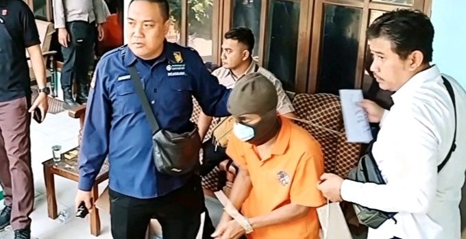 Dua Tersangka Pembunuhan Berencana DM (19), anak angkat korban, bersama pacarnya NJS (28) saat dikawal petugas dalam rekonstruksi yang memperagakan 59 adegan.