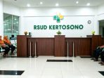 Tim medis RSUD Kertosono memberikan edukasi pertolongan pertama saat anak mengalami kejang demam. Orang tua diimbau tetap tenang