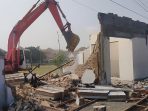 Ekskavator membongkar sejumlah ruko di sekitar Lapangan Untung Suropati, Tambakrejo, Jombang. (Teguh)